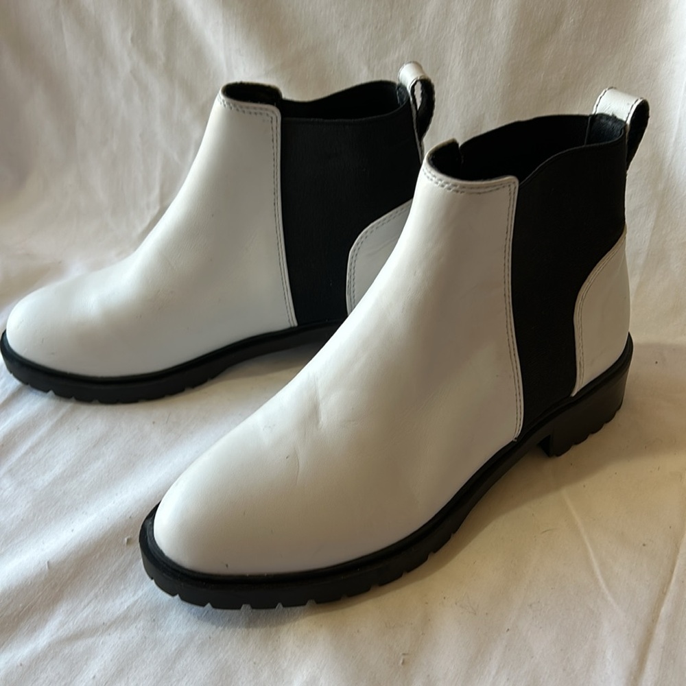 Steve Madden Buzzing White Leather Ankle Boot-Size 6,5 NWOB